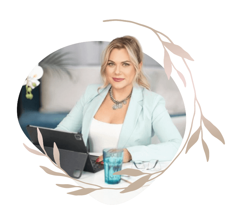 formique-jana-loeprich-keyvisual-3 Jana Löprich sitzt an einem Schreibtisch vor ihrem Tablet