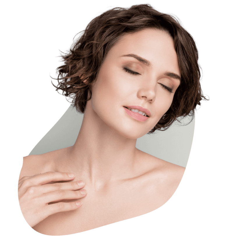 Frau schließt achtsam die Augen