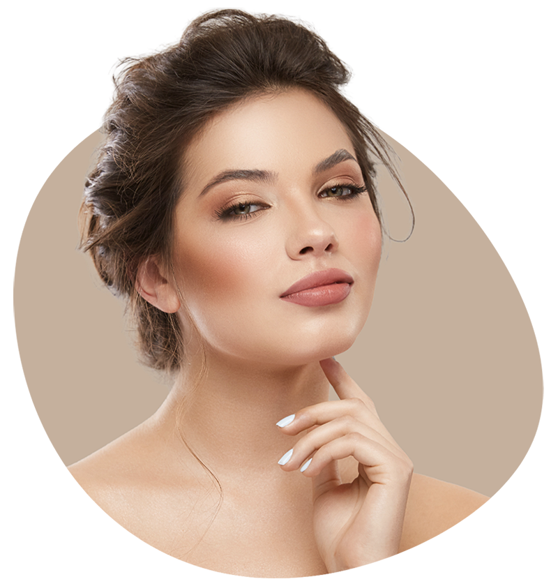 Frau mit dunklen Haaren blickt leidenschaftlich in die Kamera