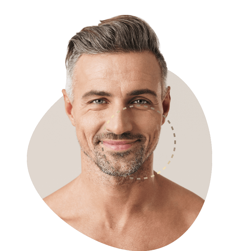 Mann im mittleren Alter blickt direkt in die Kamera und lächelt