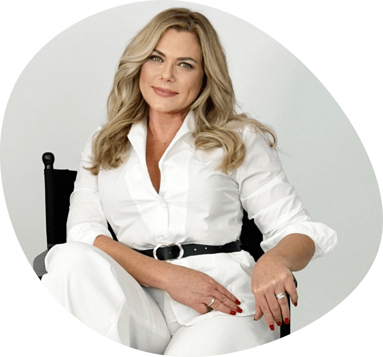 Die Ärztin Jana Löprich sitzt auf einem Stuhl und lächelt in die Kamera